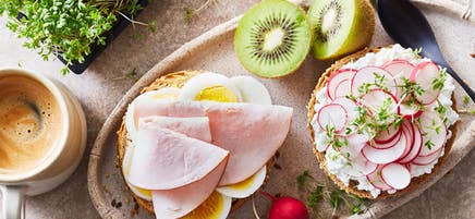 Petit pain complet à l'œuf et au jambon