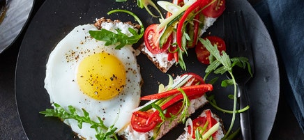OEuf au plat et pains multicolores