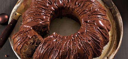 Honigkuchen-Gugelhupf mit Trockenfrüchten