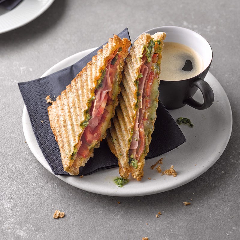 Käse-Parmaschinken-Toast mit Pesto