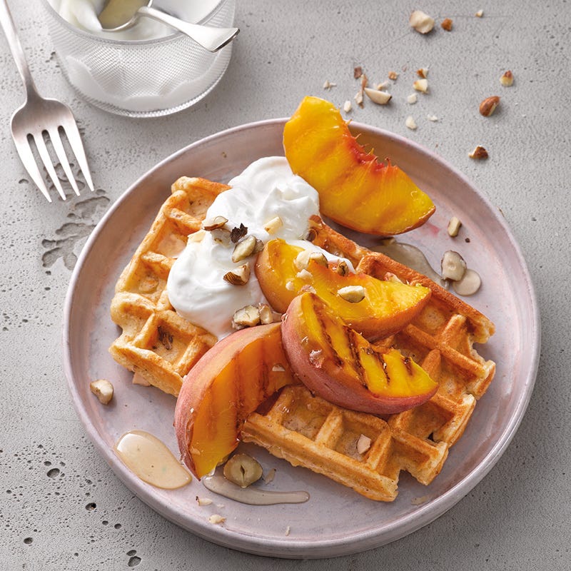 Skyr-Nuss-Waffeln mit gegrilltem Pfirsich