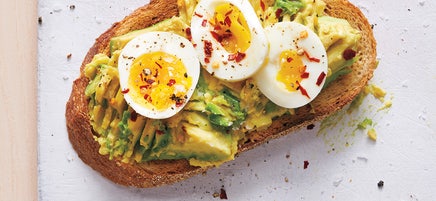 Vollkornbrot mit Avocado und Ei