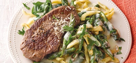 Steak mit cremigen Spargel-Spätzle