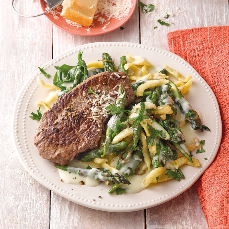 Steak mit cremigen Spargel-Spätzle