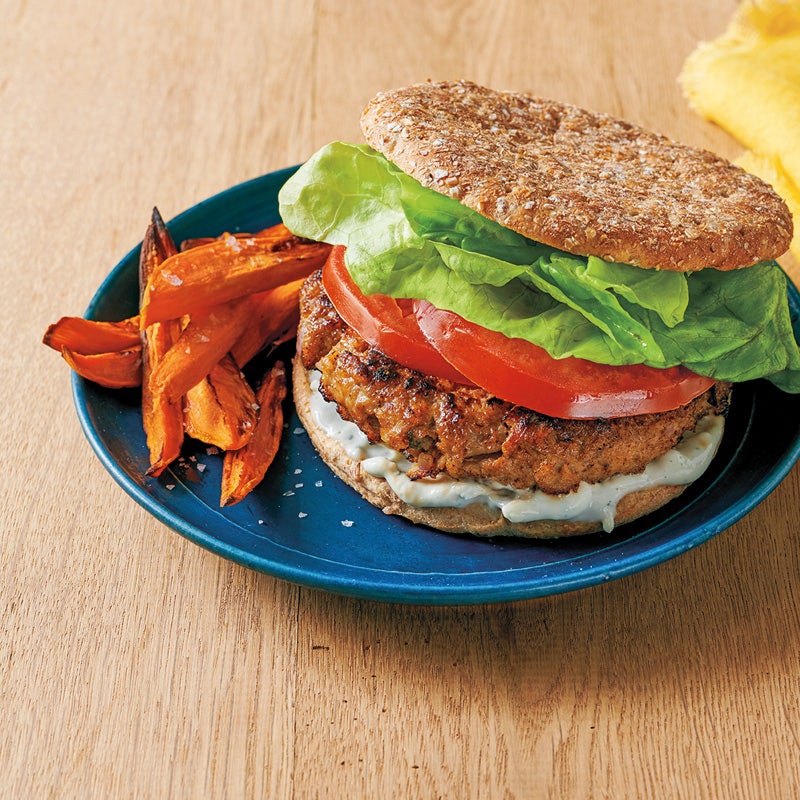 Puten-Salbei-Burger mit Gorgonzolacreme