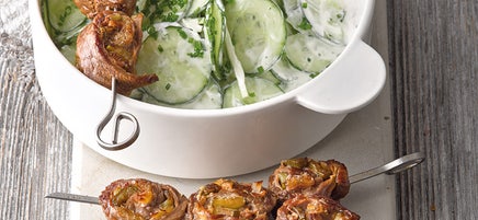 Rouladenspieße mit Gurkensalat