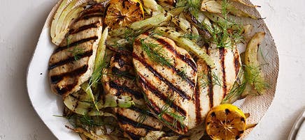 Gegrilltes Zitronen-Oregano-Hähnchen mit Fenchelsalat
