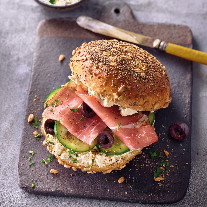 Griechisches Brötchen mit Schafskäsecreme