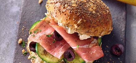Griechisches Brötchen mit Schafskäsecreme