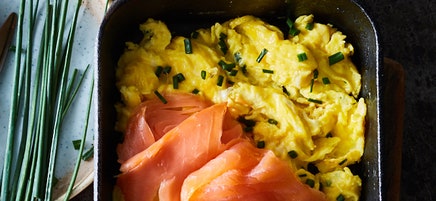 Scrambled eggs with chives & smoked salmon