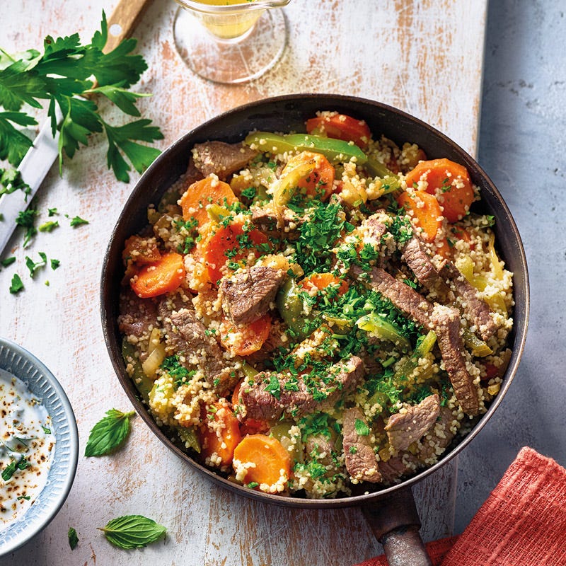 Couscous-Steak-Pfanne mit Minzjoghurt