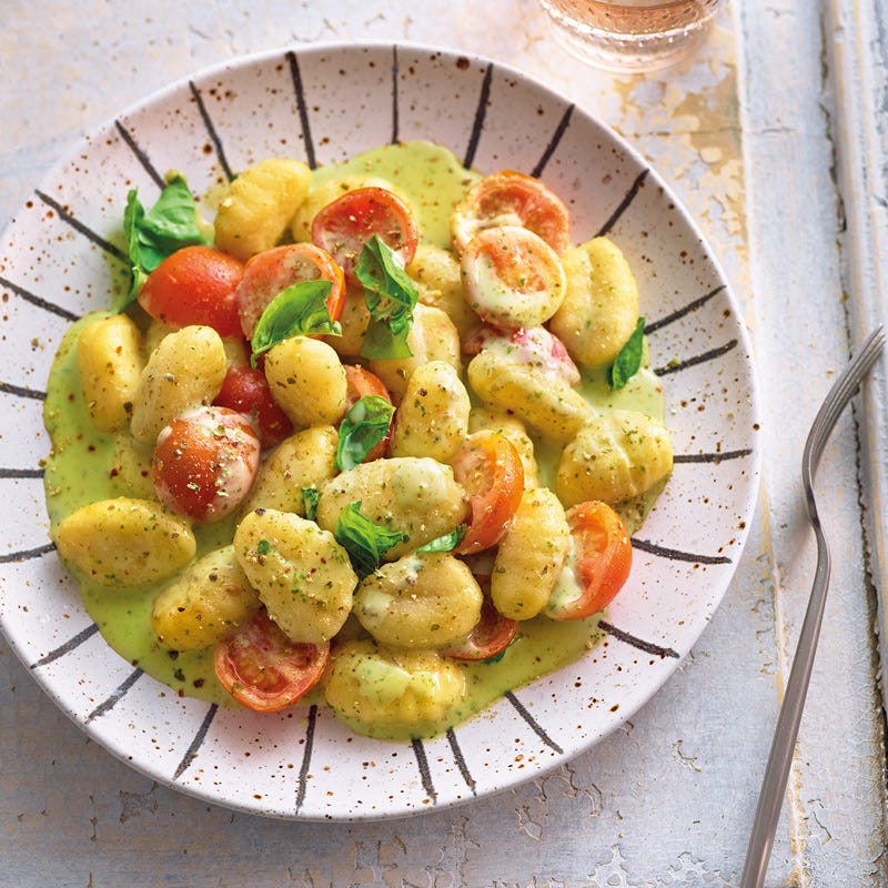 Gnocchi mit Basilikumsauce und Tomaten