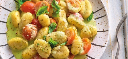 Gnocchi mit Basilikumsauce und Tomaten