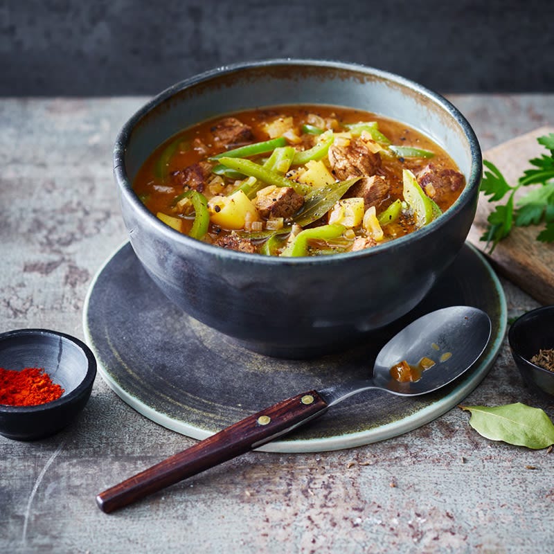 Klassische Gulaschsuppe