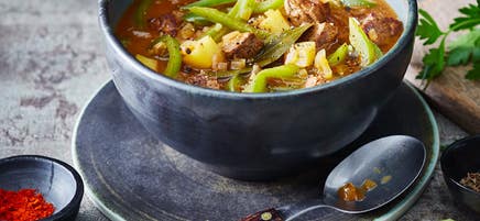 Klassische Gulaschsuppe