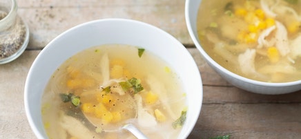 Soupe de poulet au maïs et basilic