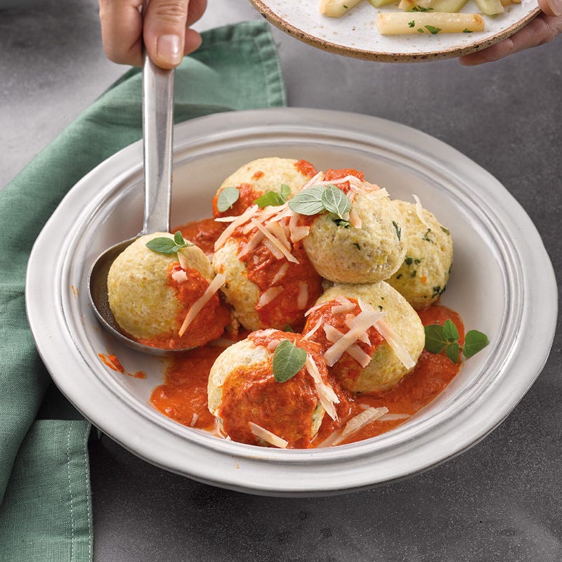 Spinat-Knoblauch-Knödel mit Paprikasauce