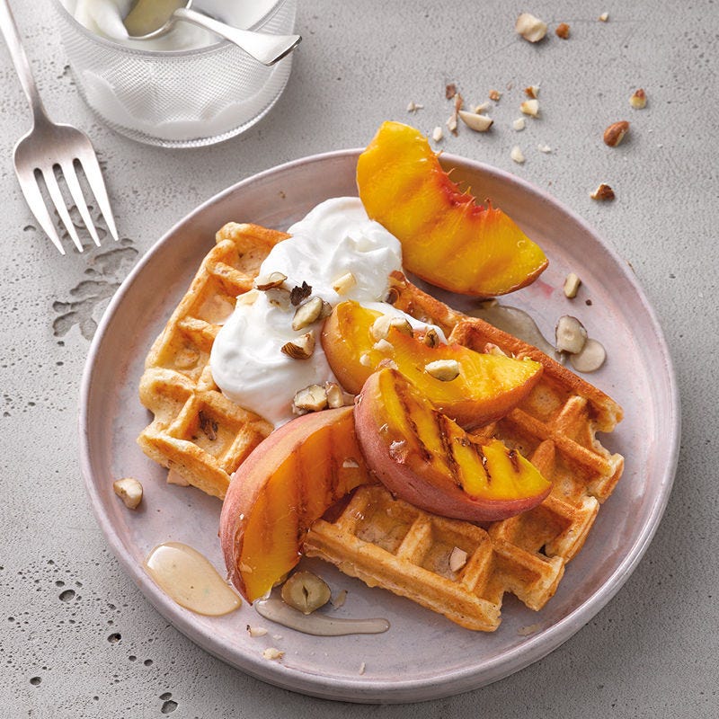 Skyr-Nuss-Waffeln mit gegrilltem Pfirsich