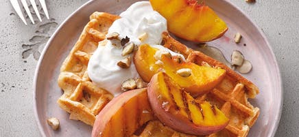 Gaufres aux noix, skyr et pêche grillée