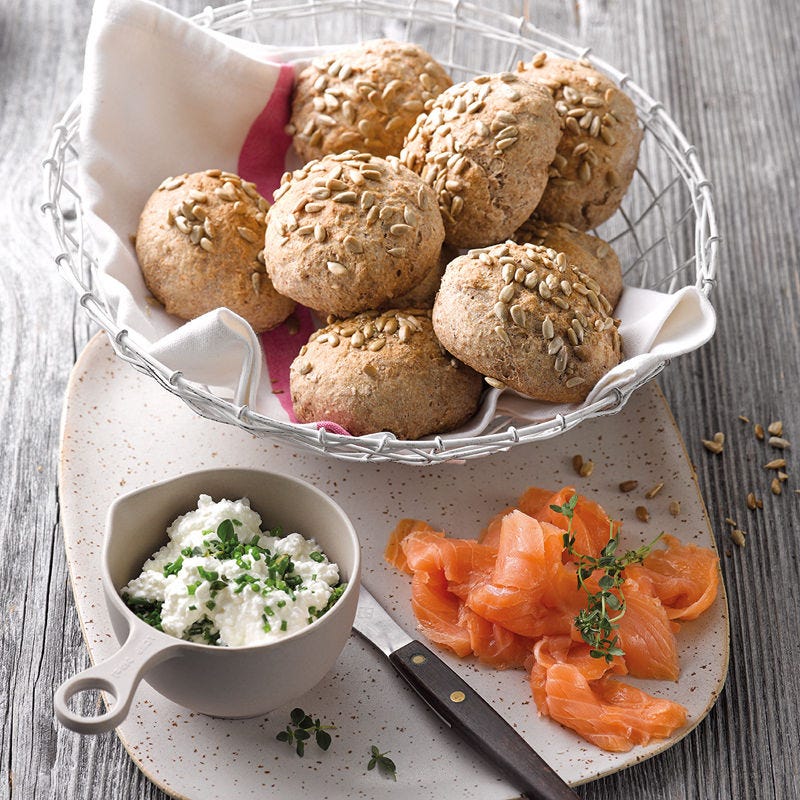Selbstgemachte Dinkelbrötli mit Lachs