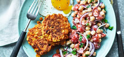 Majs- och morotsfritters med kikärtssallad