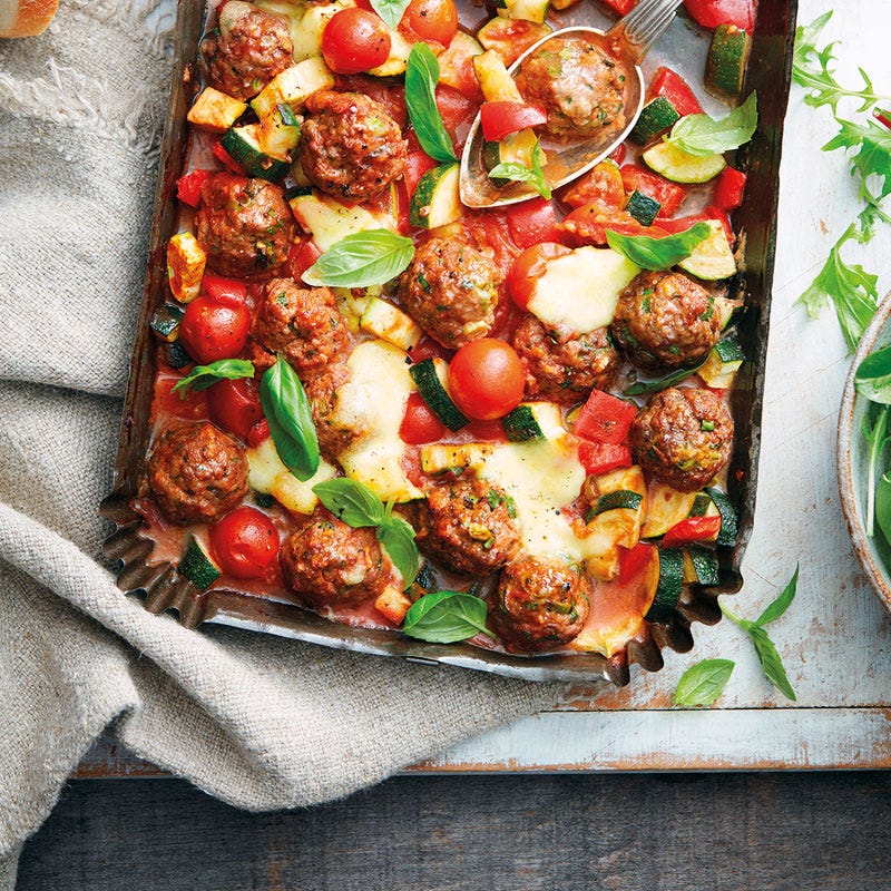 Hackbällchenblech mit Mozzarella