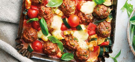Hackbällchenblech mit Mozzarella