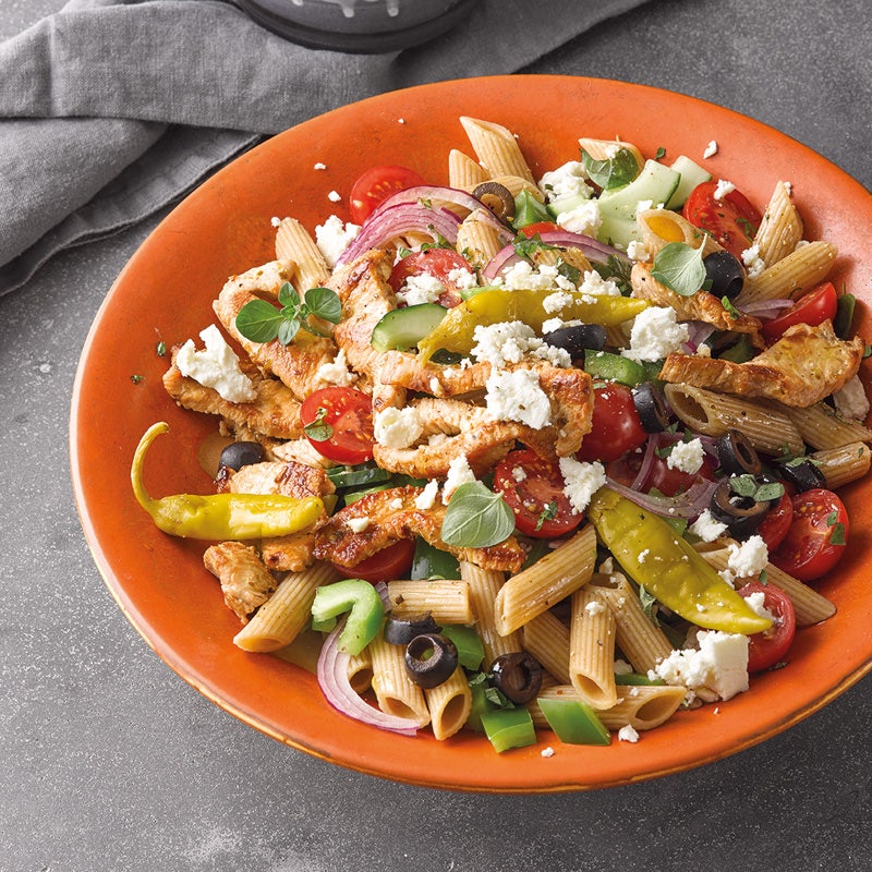 Griechischer Pennesalat mit Trutenschnitzel