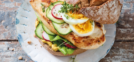 Burger de poulet, oeufs et cresson