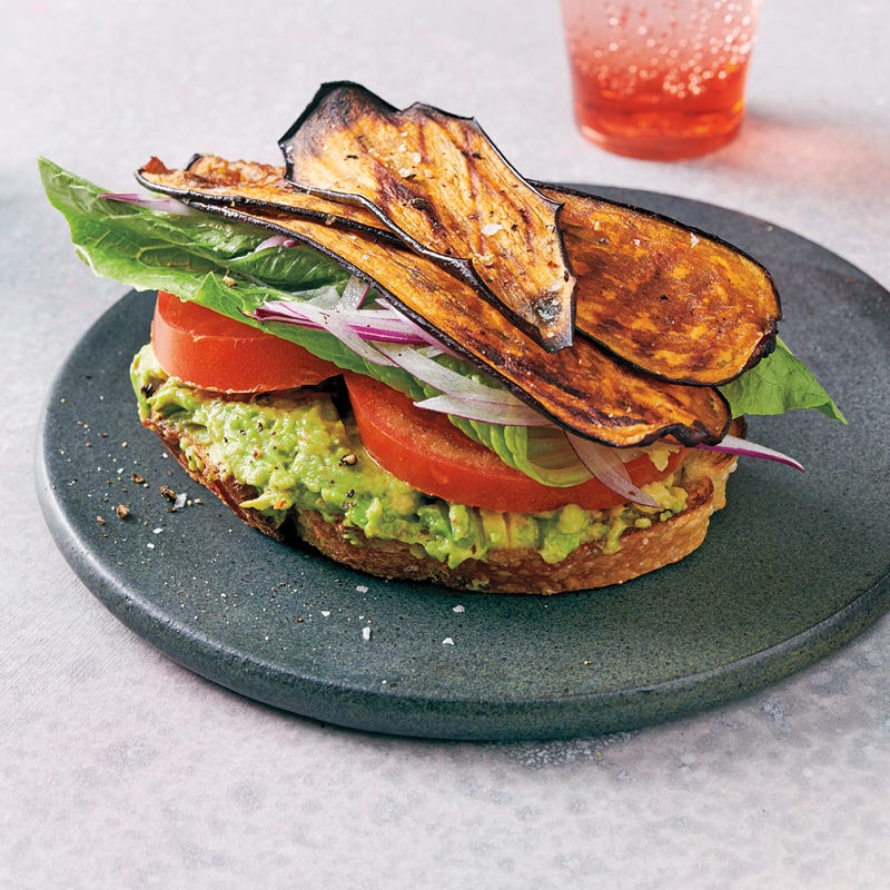Auberginen-Sandwich mit Avocado