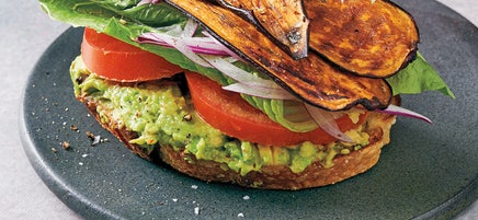 Auberginen-Sandwich mit Avocado