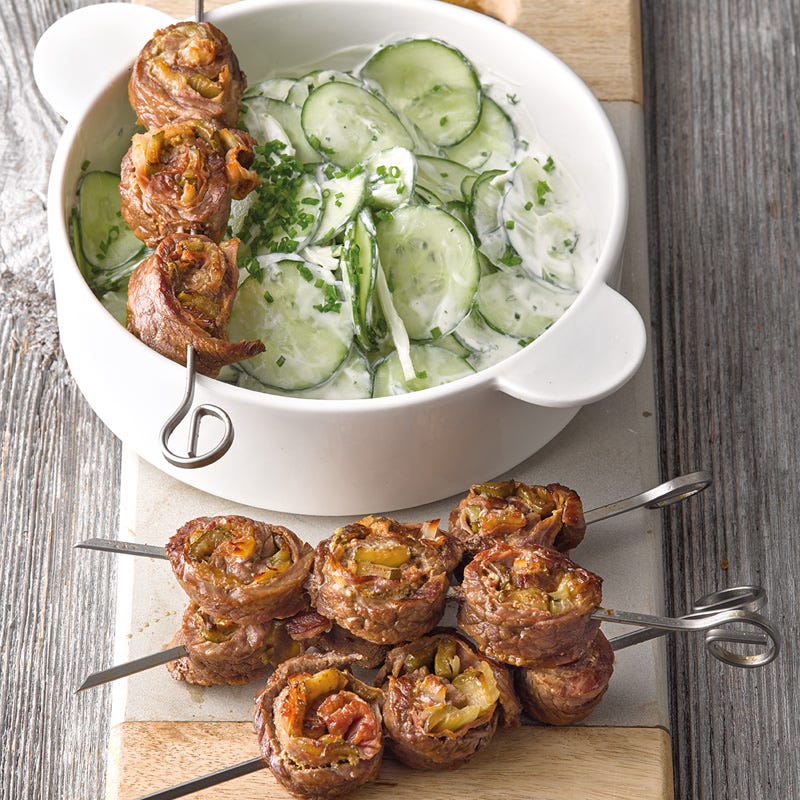 Rouladenspiesse mit Gurkensalat