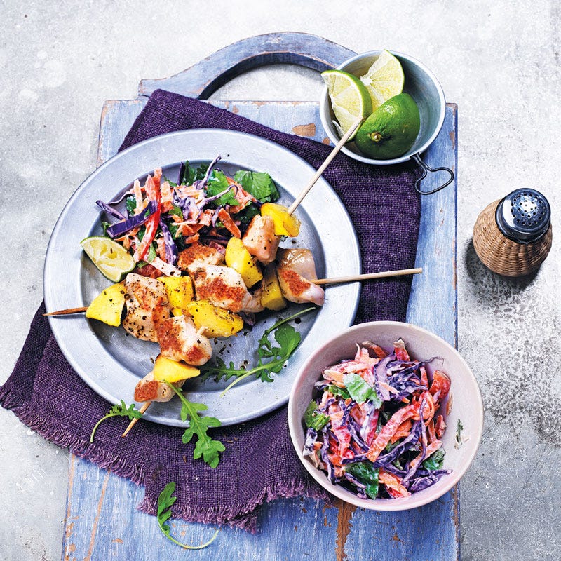Hähnchen-Mango-Spieße mit buntem Krautsalat
