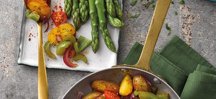 Asperges avec la poêlée de légumes