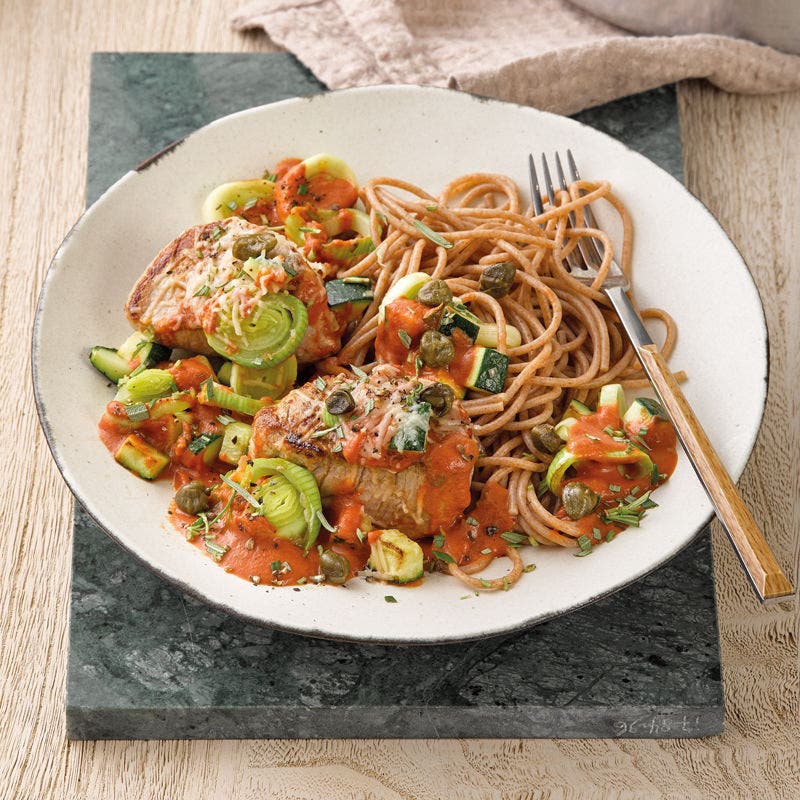 Schweinsmedaillons in Tomatensauce mit Teigwaren