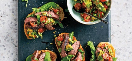 Tartines au steak de bœuf et salsa d’avocat