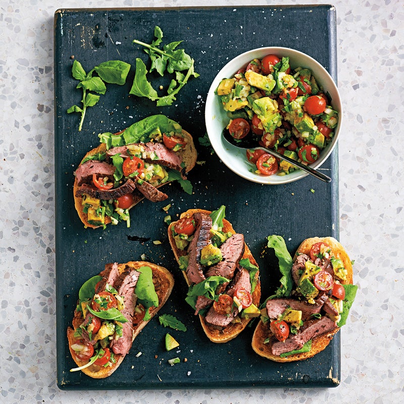 Steak-Sandwich mit Avocadosalsa