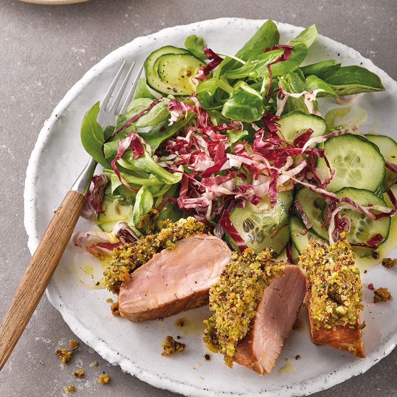 Schweinsfilet in Senfkruste mit Nüsslisalat