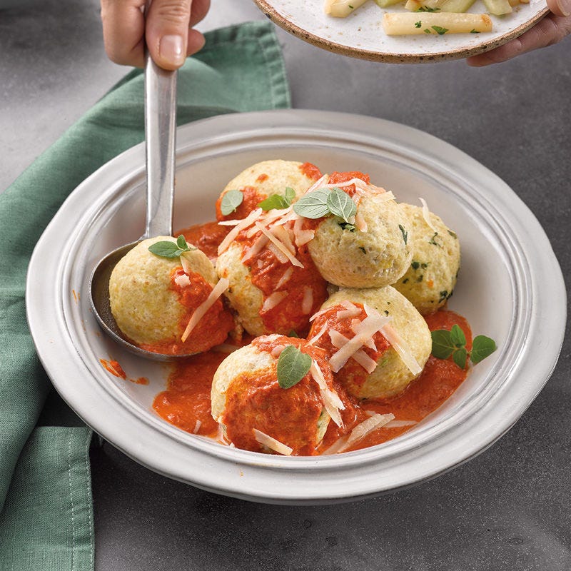 Spinat-Knoblauch-Knödel mit Peperonisauce