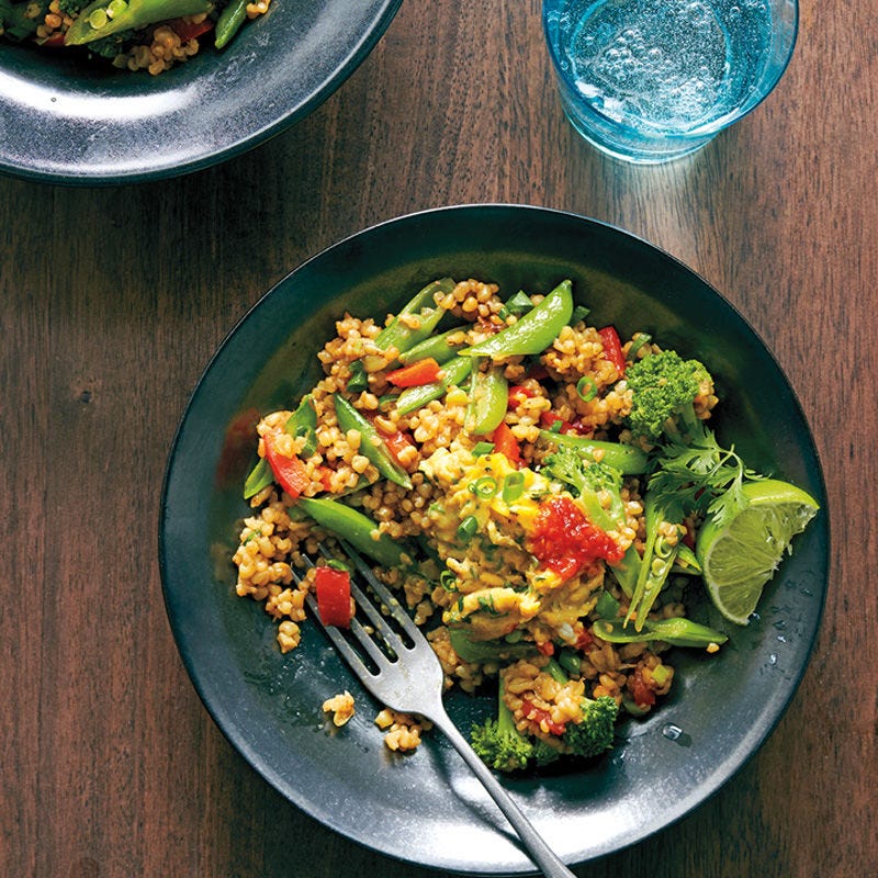 Grünkernpfanne mit Kefen und Ei