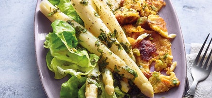 Grüner Salat mit weißem Spargel und Kratzede