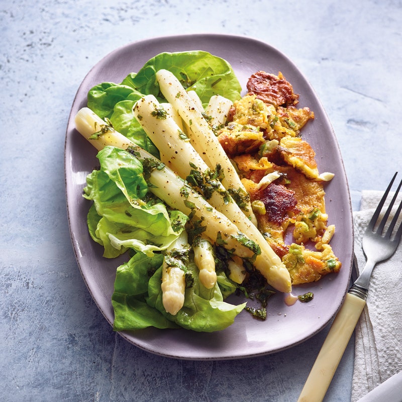 Grüner Salat mit weißem Spargel und Kratzede