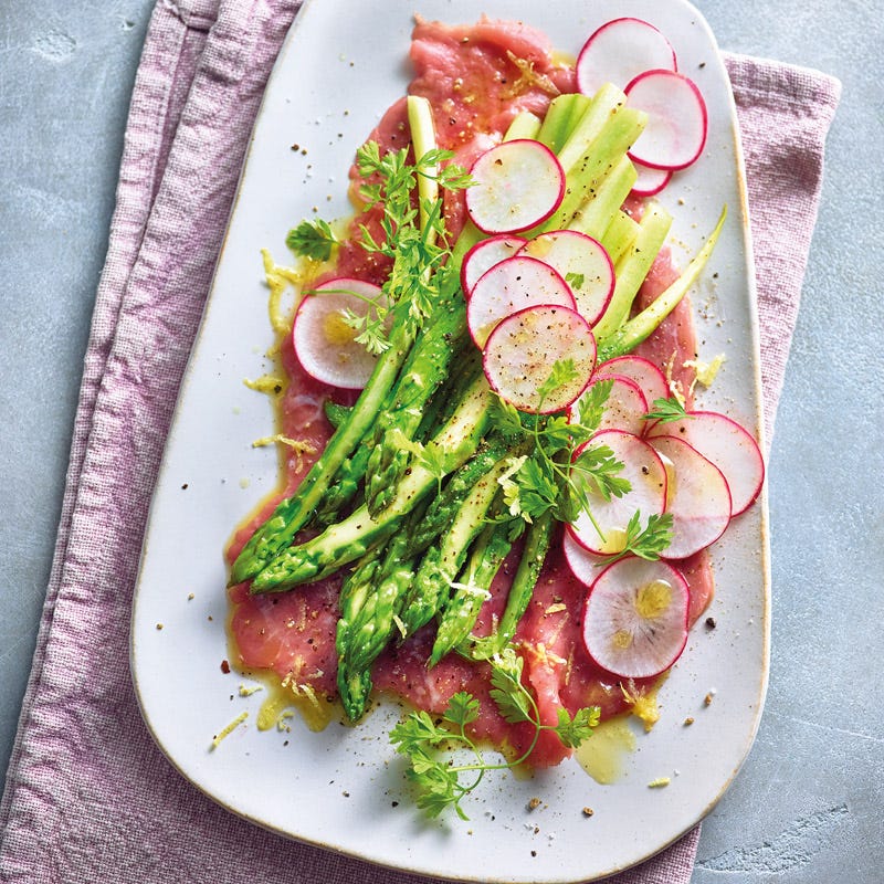 Carne Cruda mit grünem Spargel