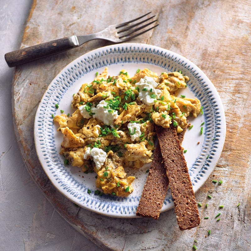 Bärlauchrührei mit Frischkäsetopping