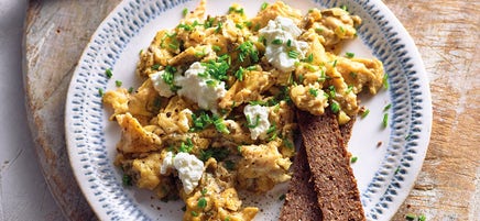 Bärlauchrührei mit Frischkäsetopping