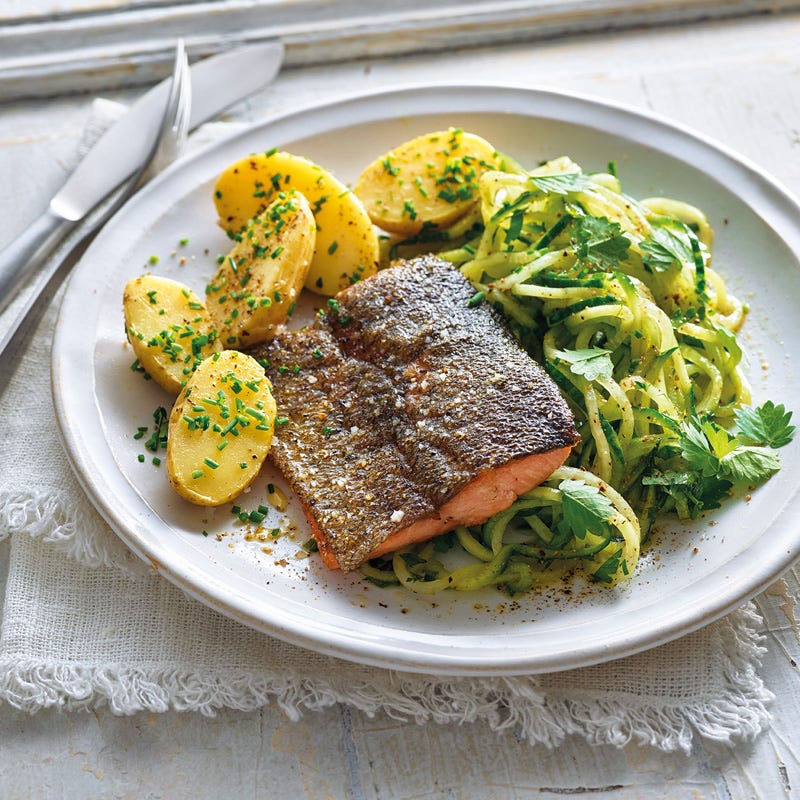 Lachsforelle mit Gurkenspaghetti und Drillingen