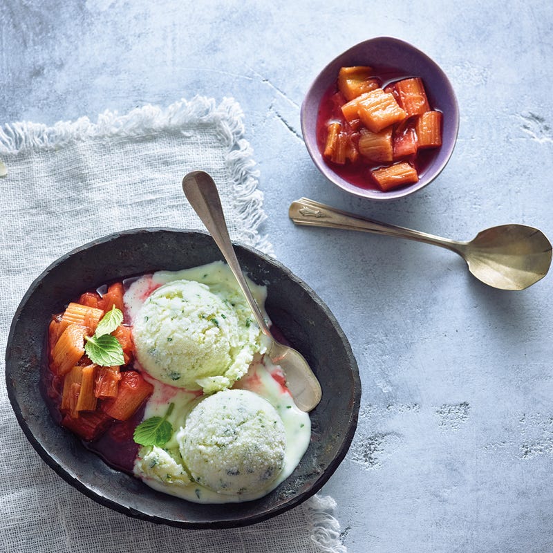 Joghurt-Limetten-Eis mit Rhabarberkompott