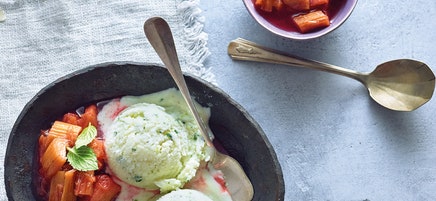 Joghurt-Limetten-Eis mit Rhabarberkompott