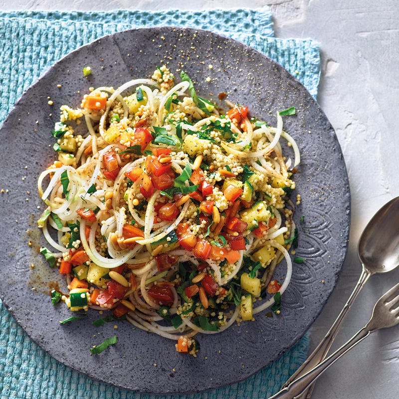 Kohlrabispaghetti mit Tomaten und Hirse