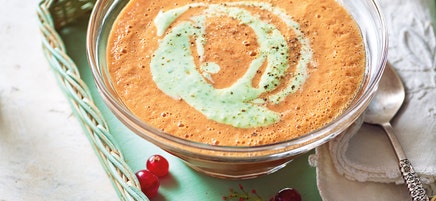 Paprikakaltschale mit Johannisbeeren